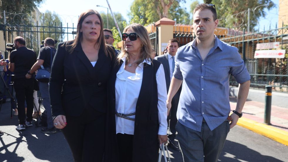 Ο Αλέξανδρος Βαλυράκης με τη μητέρα του Μίνα και την εκ των συνηγόρων της οικογένειας Ζωή Κωνσταντοπούλου έξω από τα Δικαστήρια